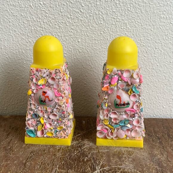 Vintage Retro Florida yellow plastic neon‎ mini shell salt and pepper set - Picture 1 of 6